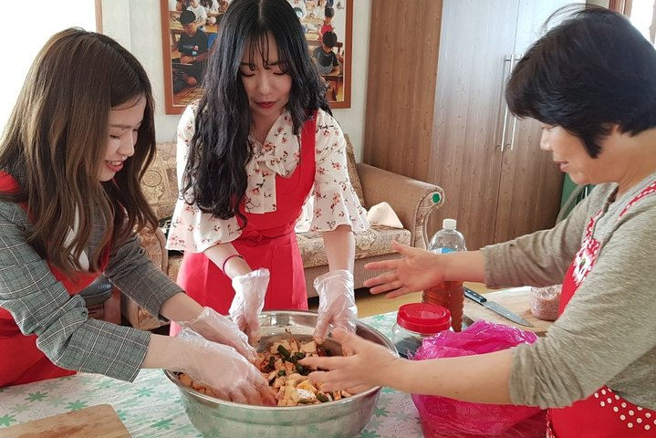 Making special turnip kimchi experience (Hwamunseok experience village) 